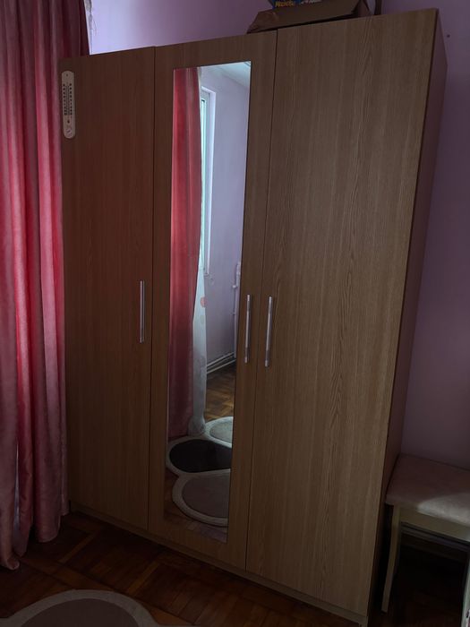 Dulap mare cu trei compartimente și oglindă