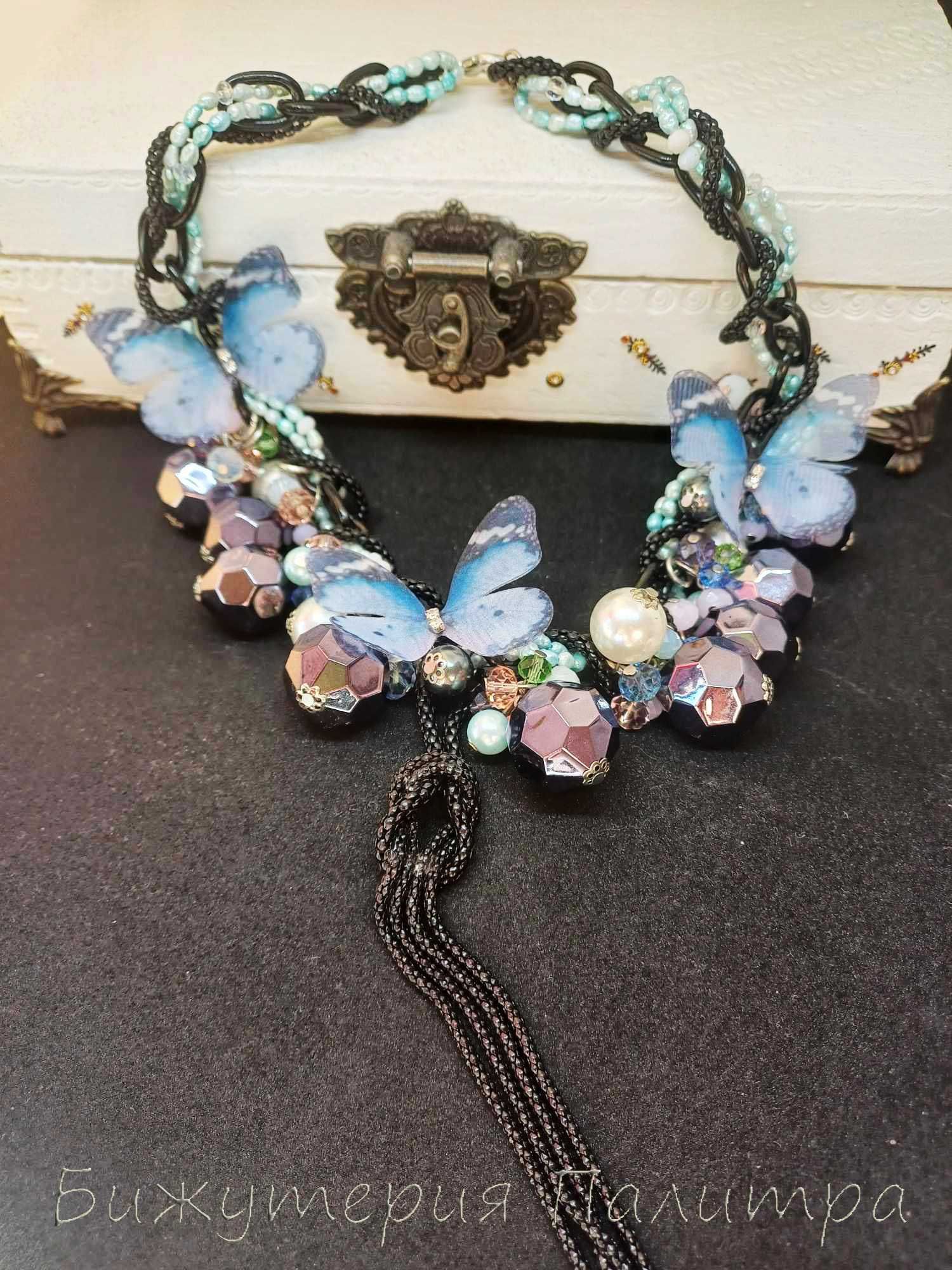 Изящно колие с пеперуди и кристали "Butterfly glow"