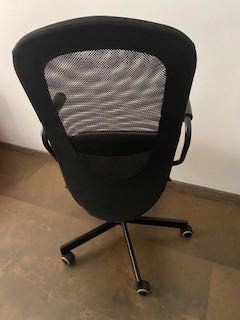 scaun birou rotativ negru, spătar din plasa