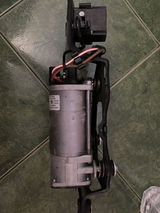 Compresor Aer Suspensie Perne BMW X5 F15 X6 F16 original cu bloc valve