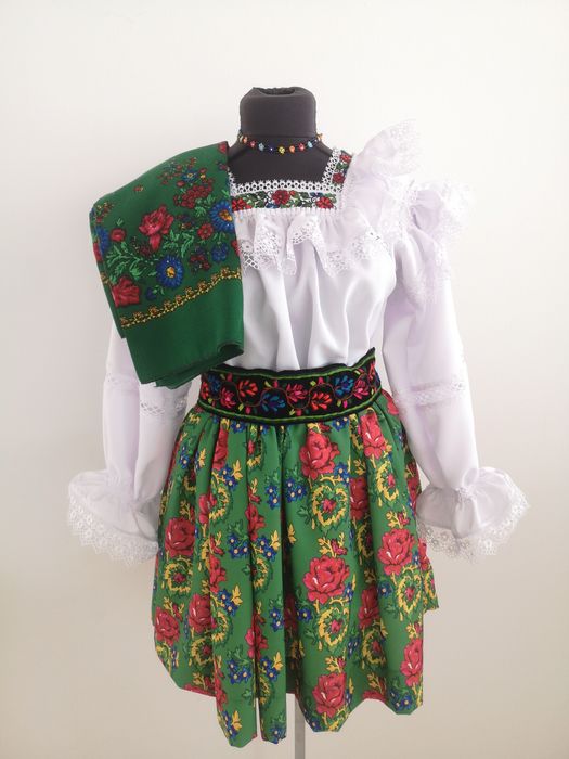 Costum  popular din maramures pentru femei