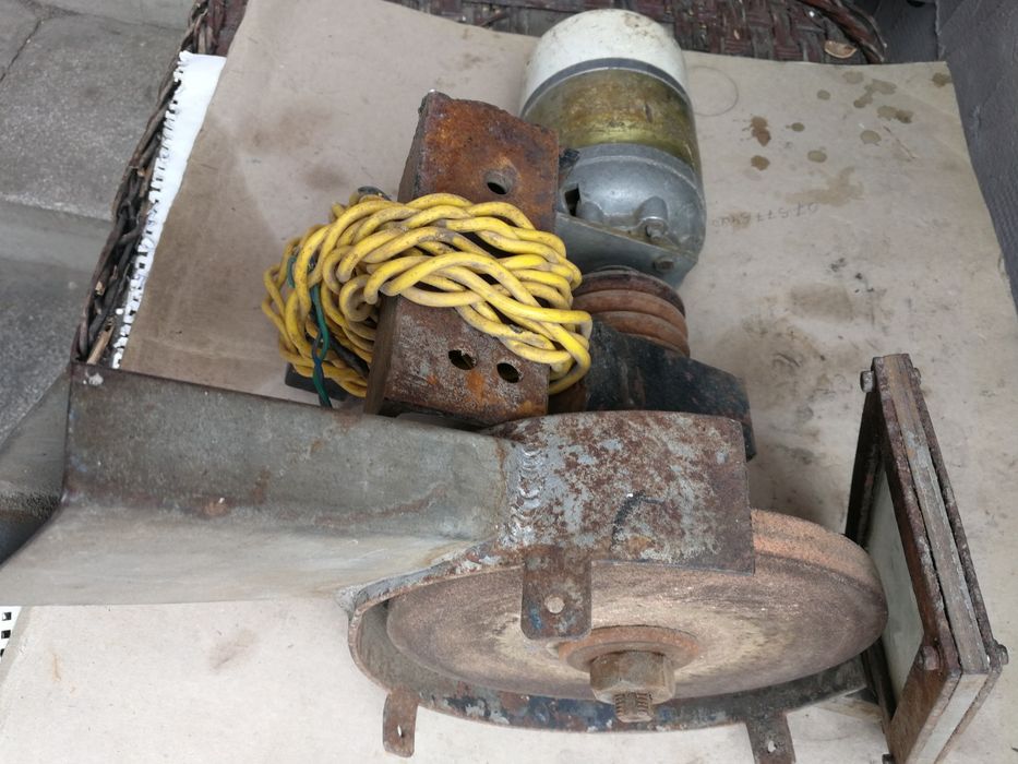 Polizor de banc cu motor de 220