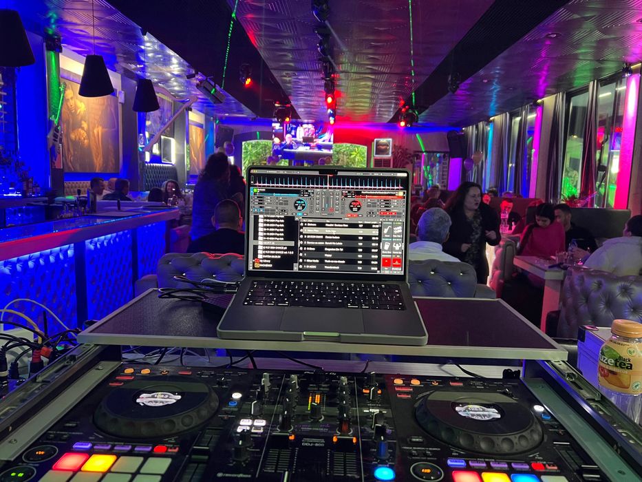 Перфектна конзола Pioneer ddj-800 с твърд Кейс!!!