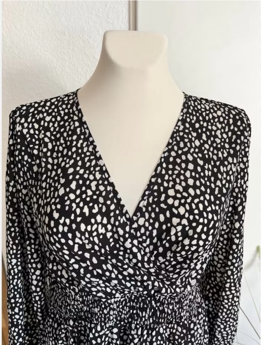 Ефирна къса рокля на точки.