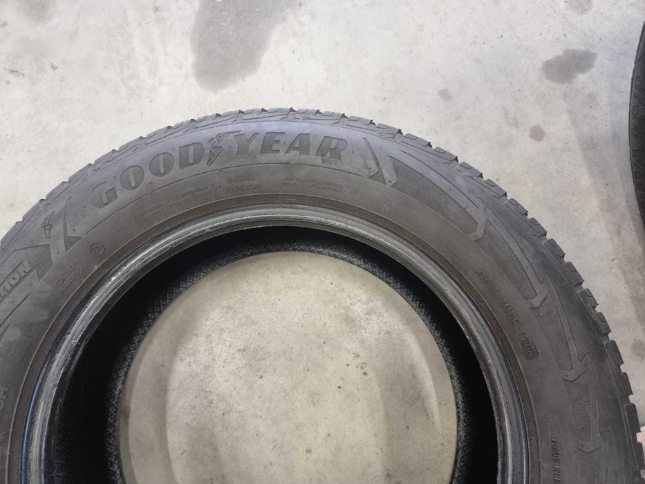 4 Anvelope de IARNA 215.60.16 'Goodyear' ; stare buna