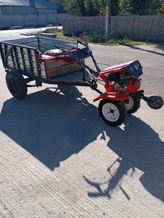 Motocultor cu remorcă, freza și plug
