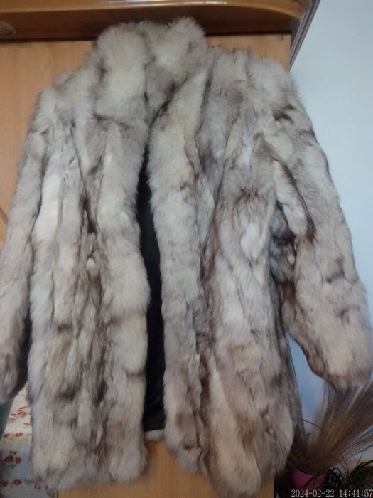Vând haina de blana naturala vulpe polara