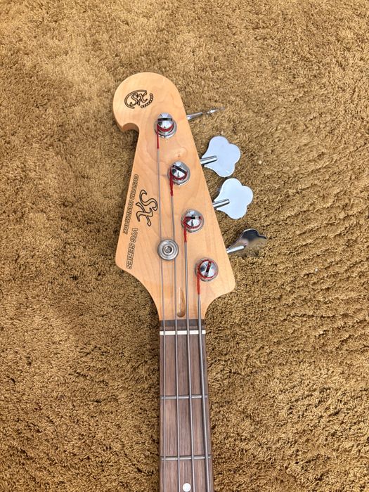 Chitara Bass pentru stangaci + curea + wall mount