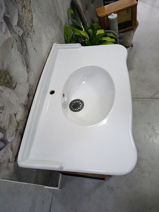 Нова керамична бяла мивка с черни крака