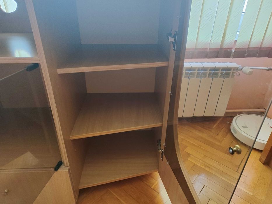 Продавам шкаф със стъклени витрини подходящ за хол, TV и др.