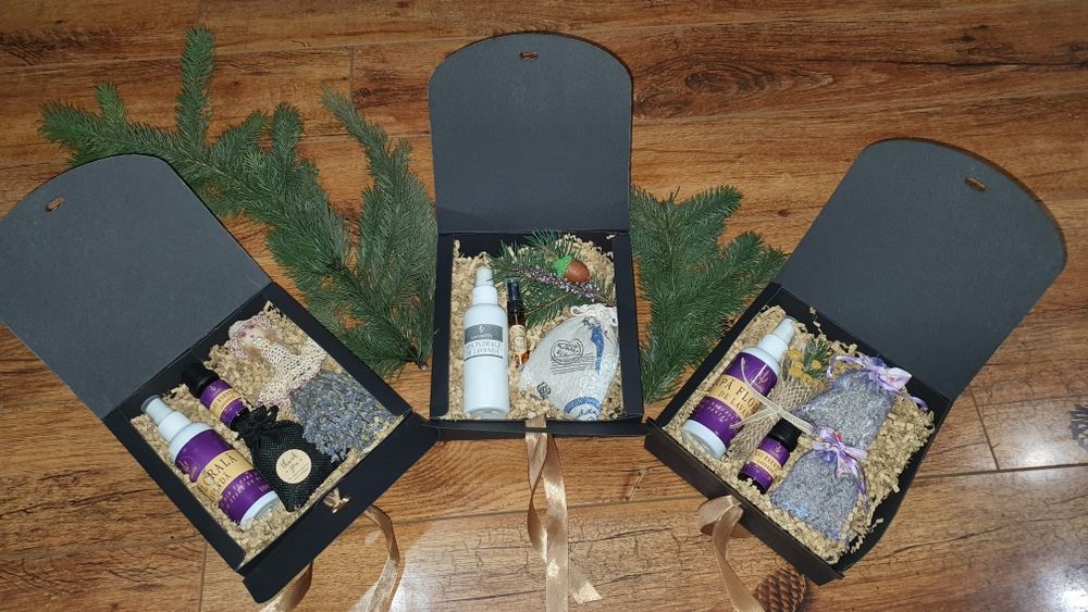 Cutie cadou cu produse din lavandă.