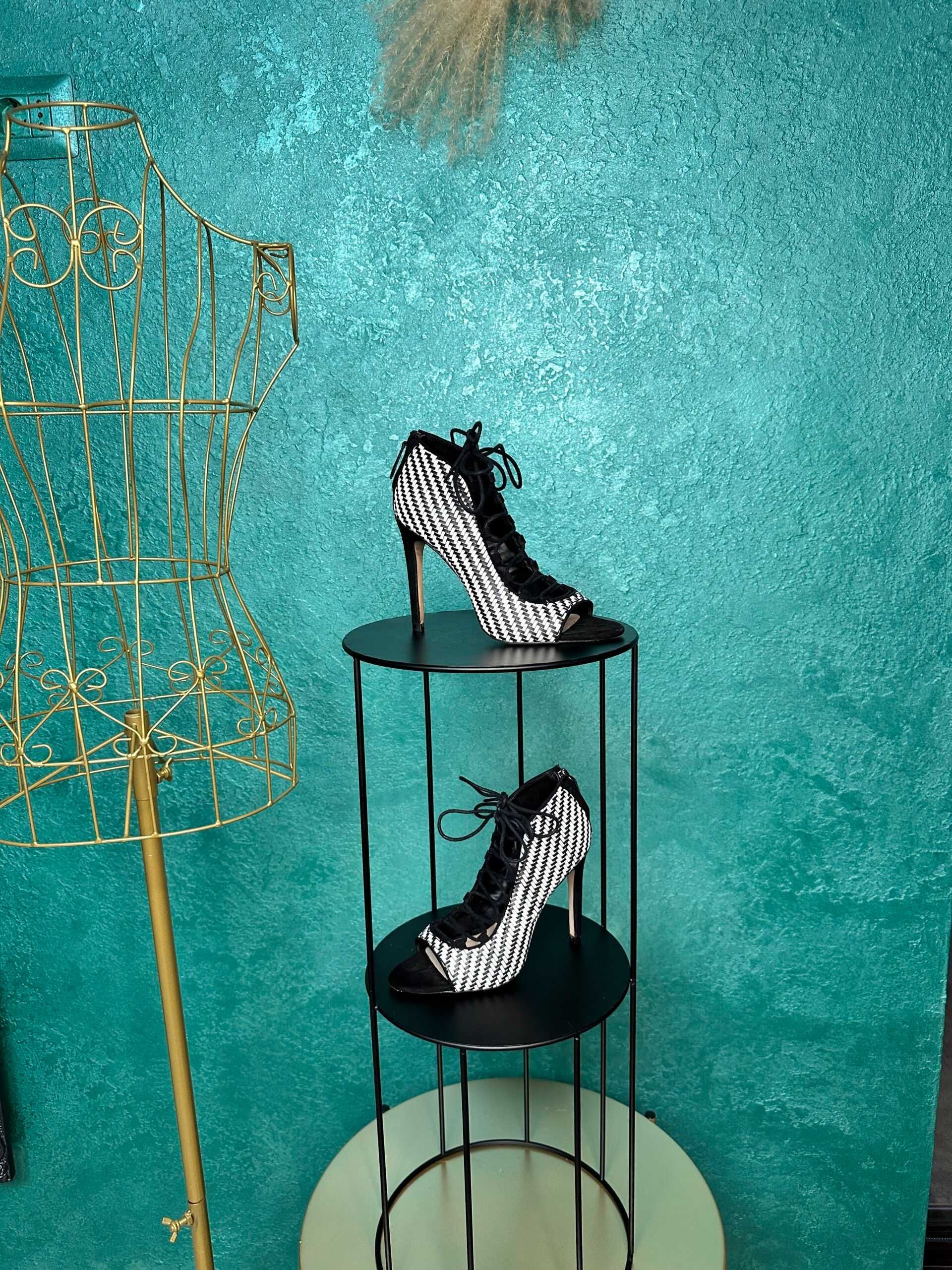 Sandale cu toc de la Zara Basic, mărimea 35, culori alb cu negru