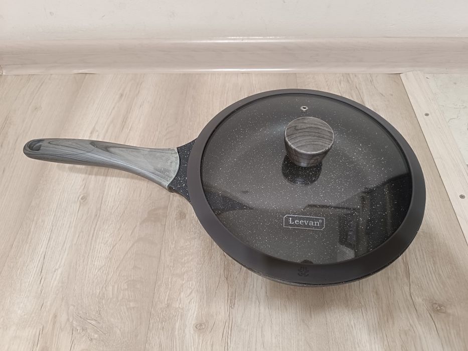 Leevan. Сковорода с крышкой