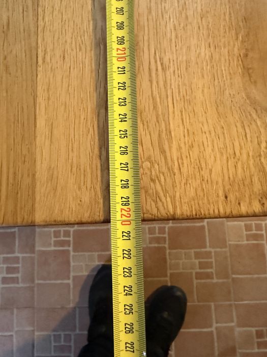 Vând masă  din lemn masiv (stejar) cu picioare metalice