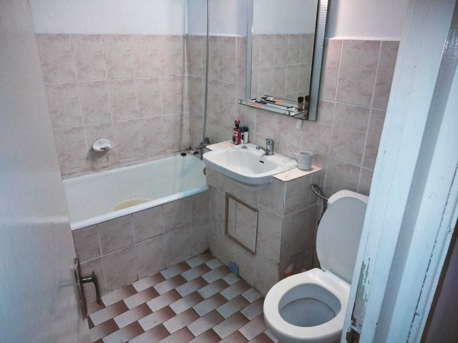 Apartament cu 3 camere in centrul orasului Comanesti
