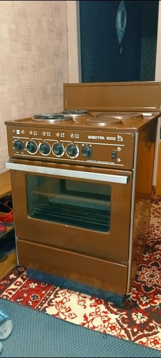 Продам электроплиту .