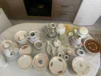 Набор посуды (тарелки, чайники и др)