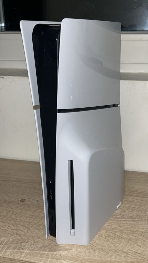 PlayStation 5 с 2 контролера DualSense и някои игри