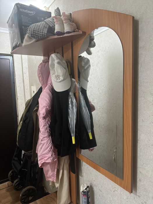 продаю прихожую и тумбочку