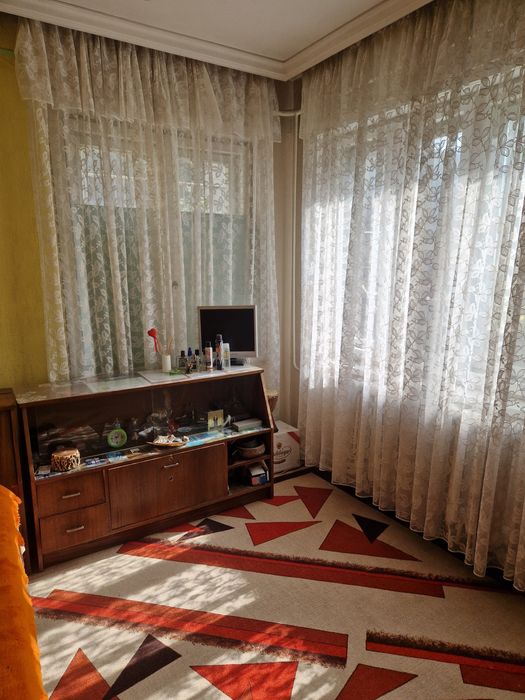 Етаж от къща с гараж