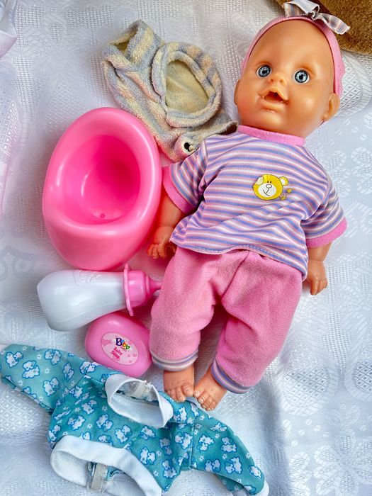 Кукли, прахосмукачка, микрофон и други играчки