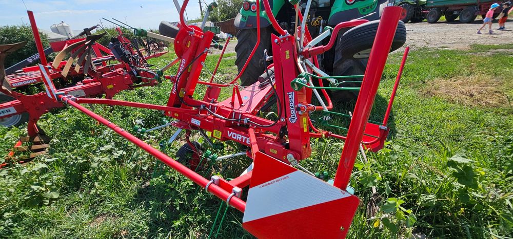 Răvășitor de fân ENOROSSI G4V-420