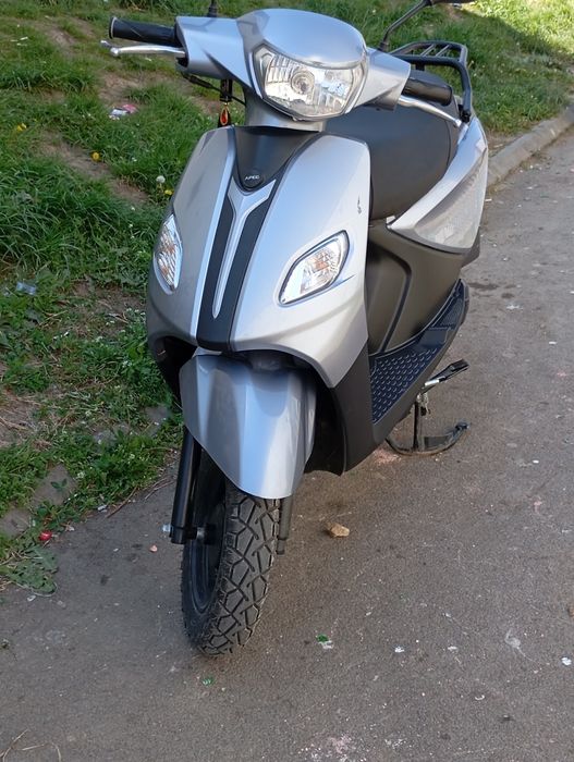 Vând scuter benzinar nou acte in regulă înscris pe CT an 2023