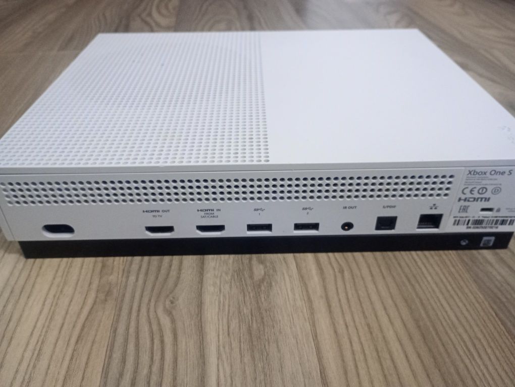 XBOX one  S, cu jocuri și 2 manete