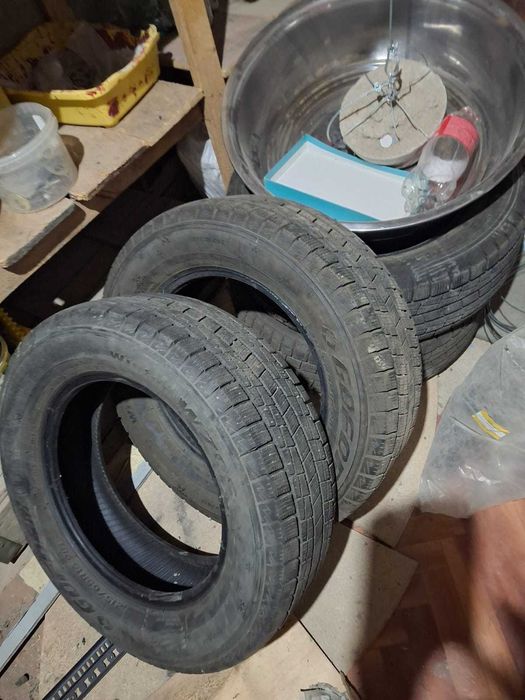 Зимние шины,почти новые  215/65R16 4шт  ,цена  дог