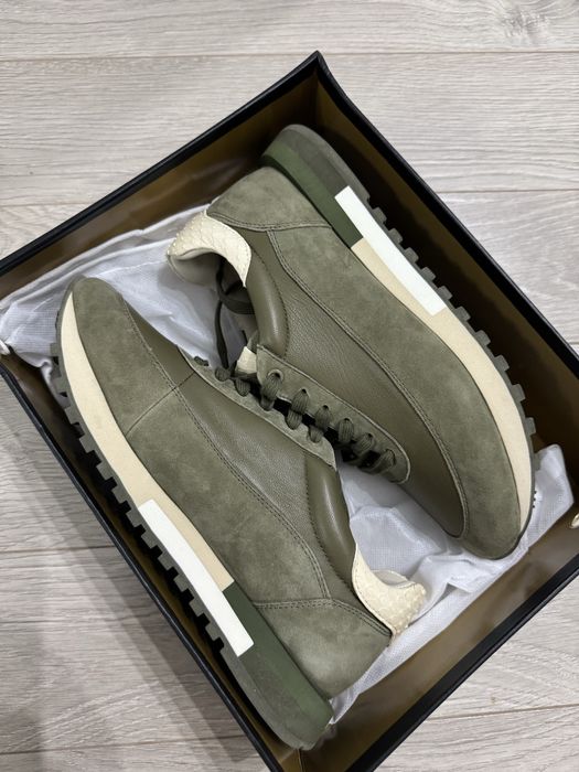 Стильные новые кроссовки