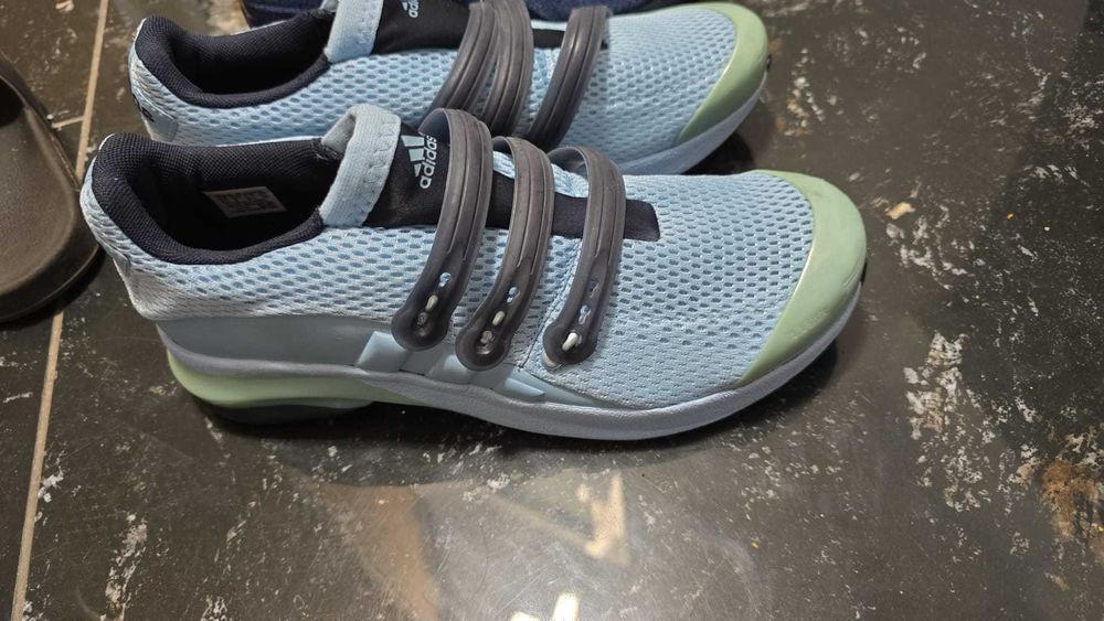 Vand Adidas 43,5 absolut noi nepurtati