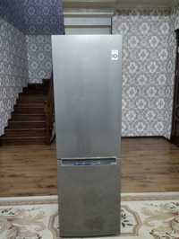 Продается холодильник LG почти новый