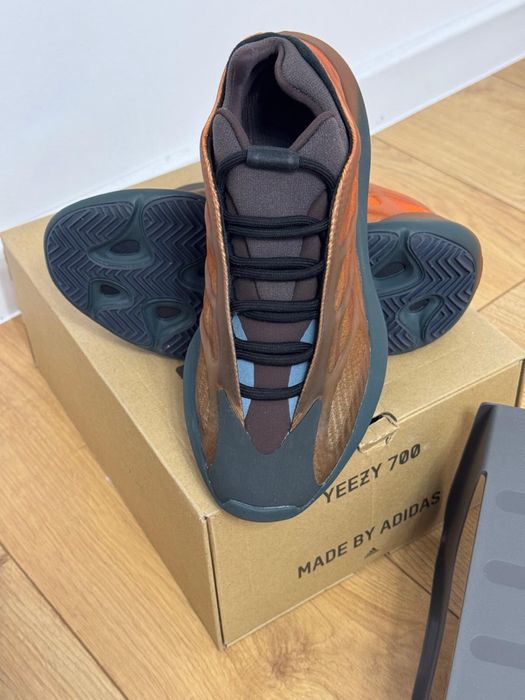 Adidas YEZZY 700 V3 marimea 39 1/3
