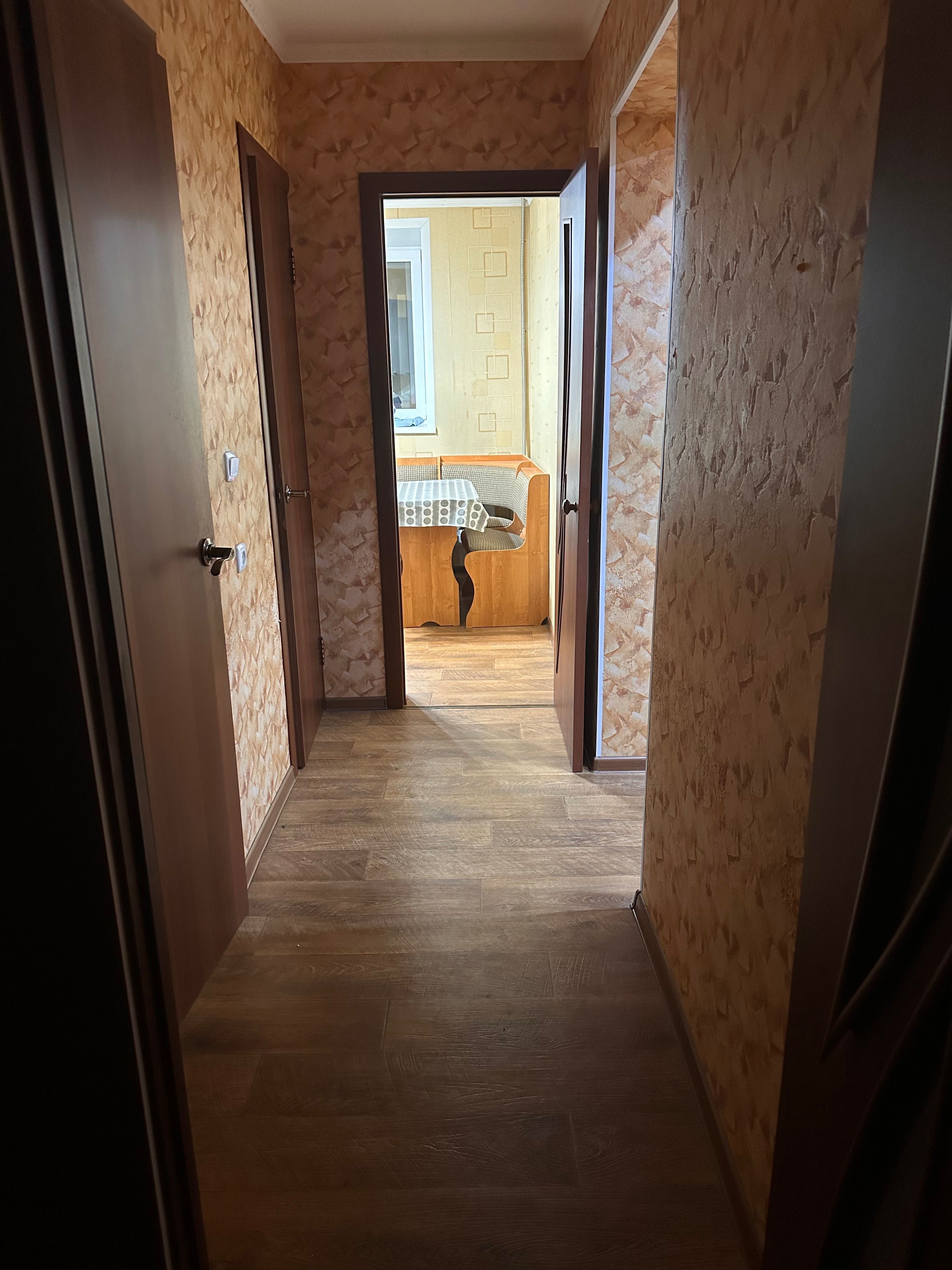 Продам 2 комнатную квартиру в 4 микрорайоне.