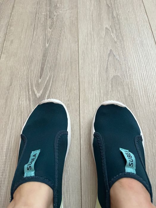 Vând încălțăminte potrivită pentru apă și pietriș