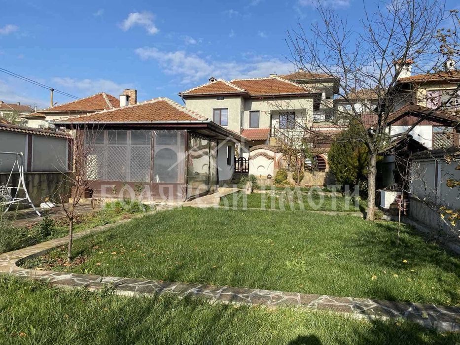 Прекрасна двуетажна къща с двор в град Дебелец