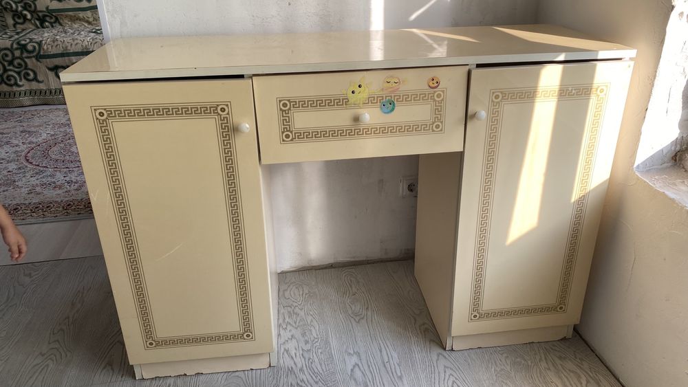 Столик с зеркалом