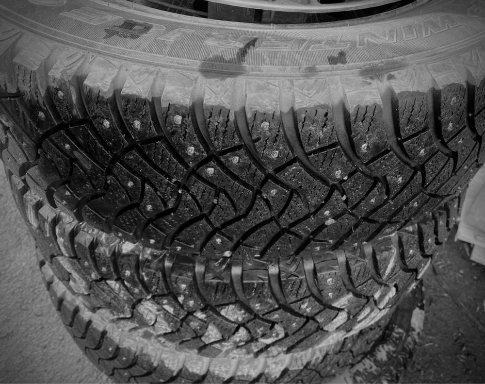 Продаю зимние шины Dunlop шипованные