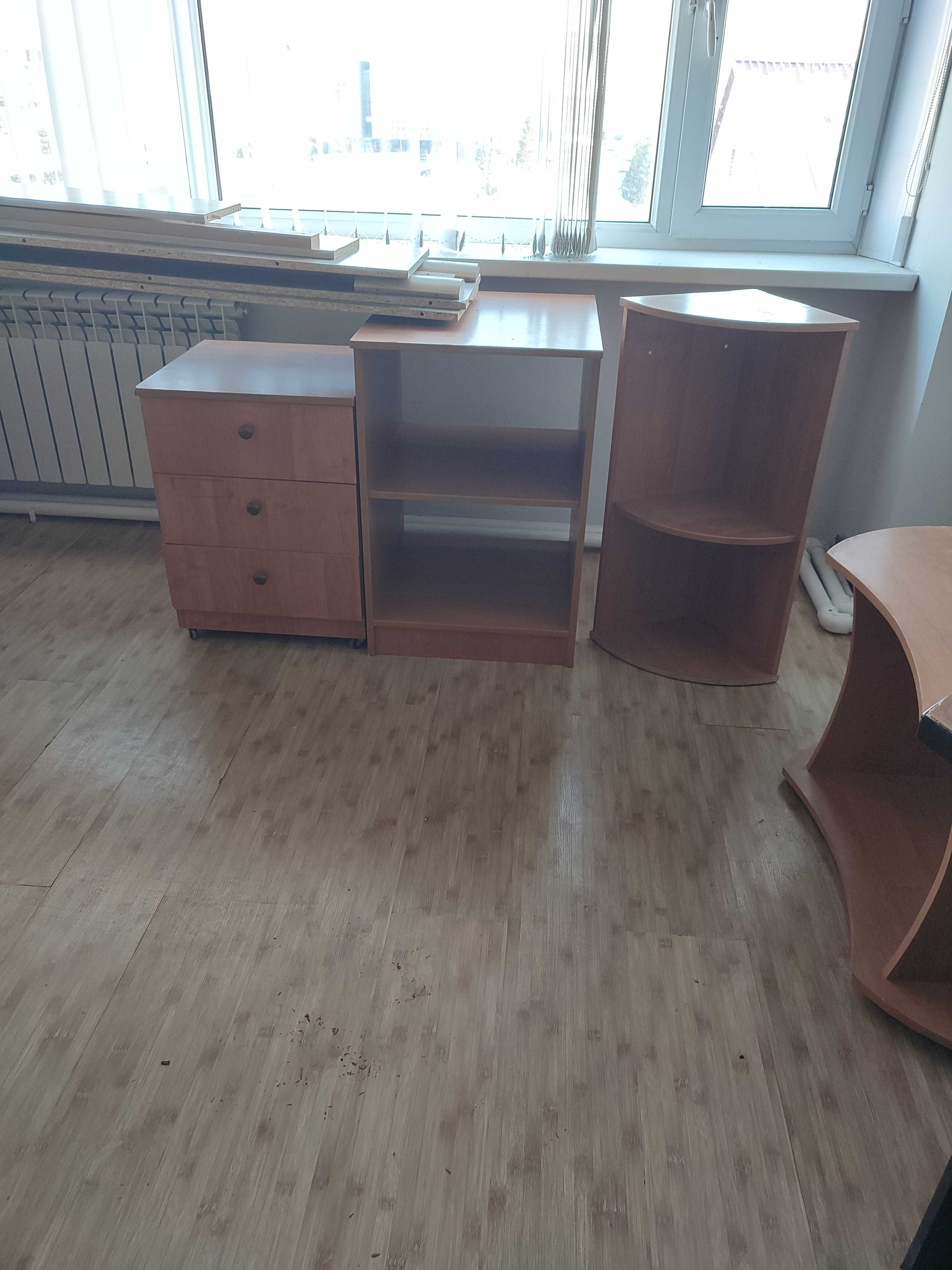 Офисная мебель, столы, шкафы