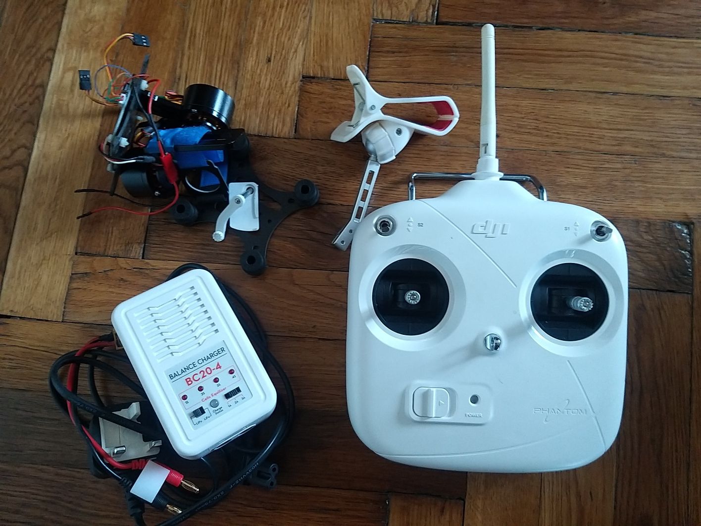 Accesorii drona DJI Phantom 1: telecomanda, incarcator Lipo, gimball