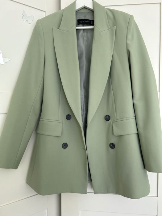 Блейзър в бледо зелено