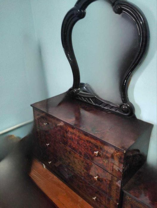 Двух спальная кровать, два шкафа для одежды,Трюмо,тумбочка-комплект