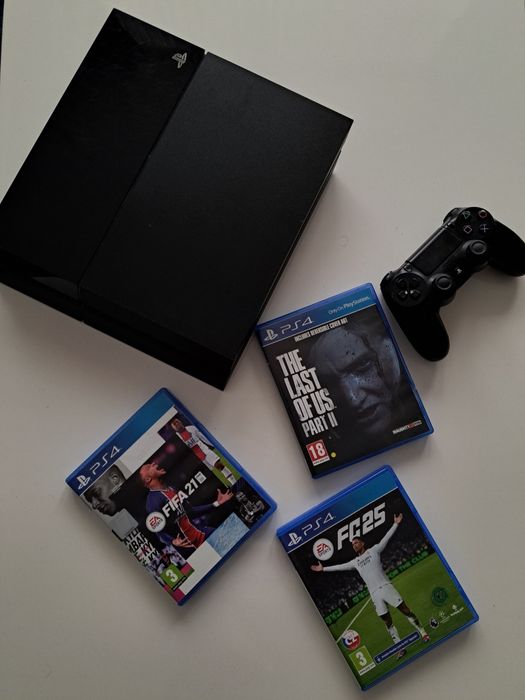 Vând ps4 și jocuri