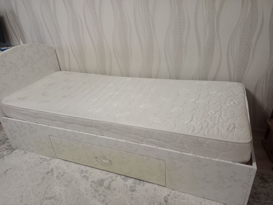 Продам кровать с матрасом