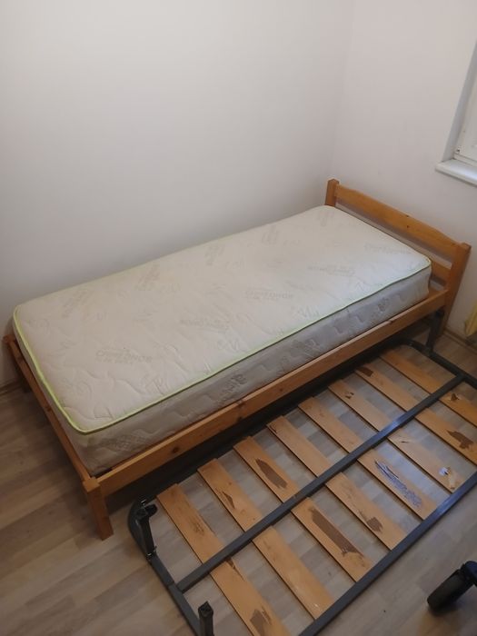 Дървено легло с матрак
