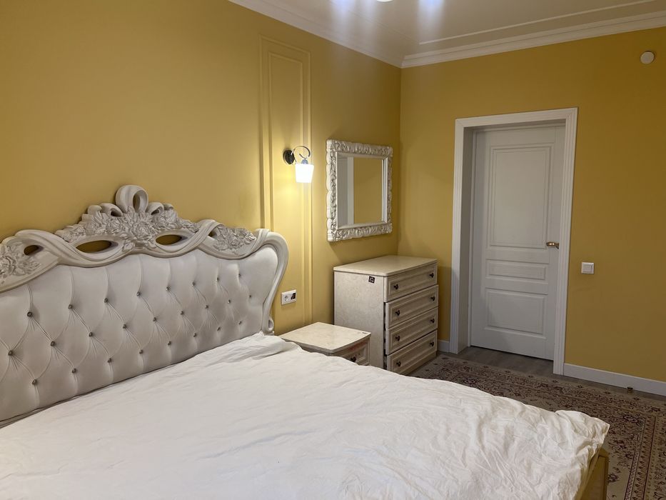 Продам кровать в хорошем состоянии, вместе с матрасом и зеркалом