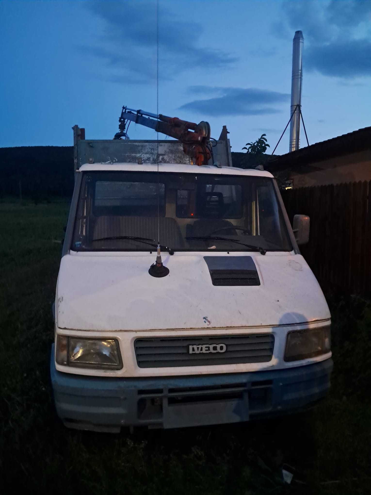 Vand Iveco basculabil cu macara