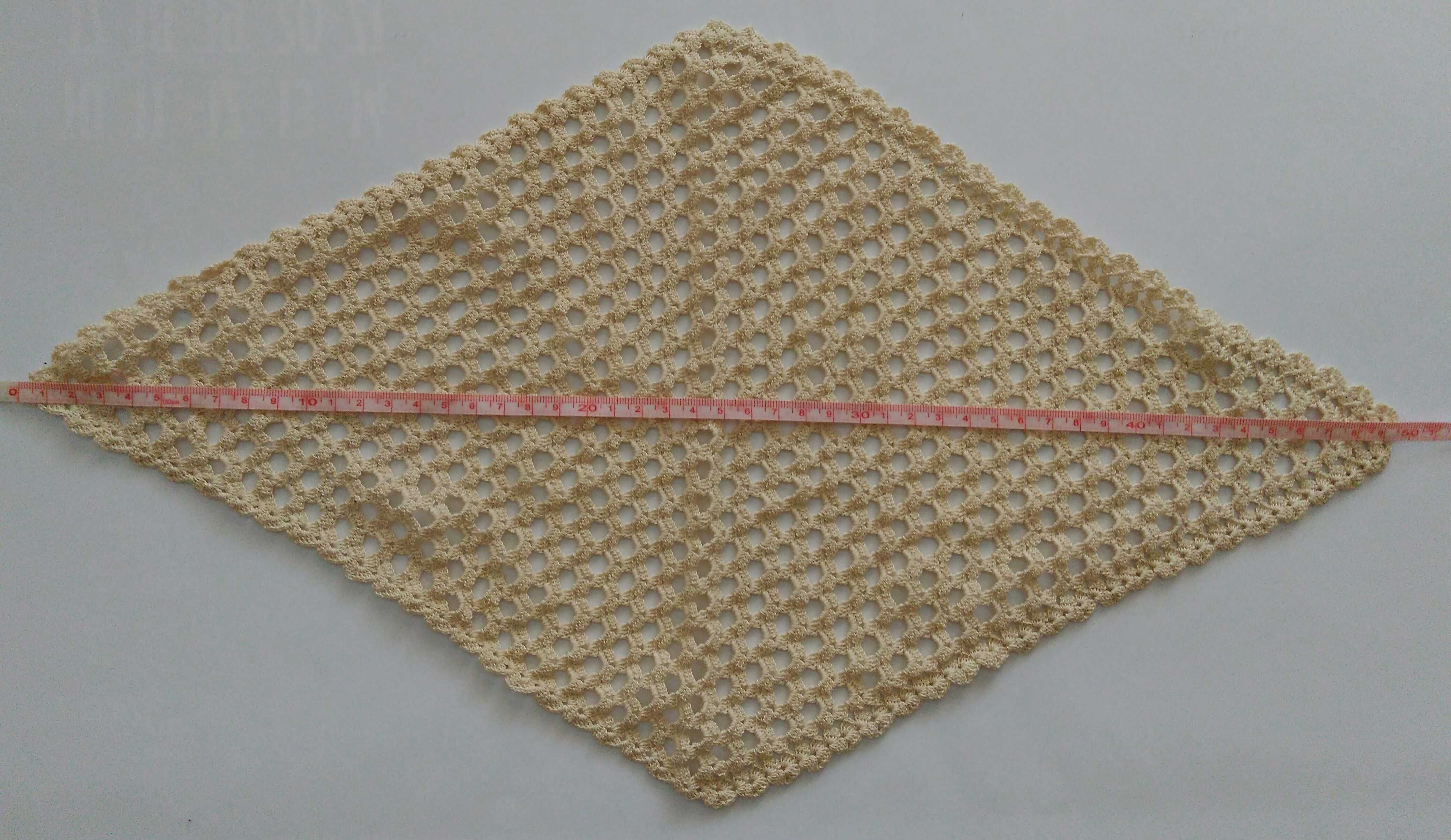 Ръчно плетени покривка за маса и комплект карета