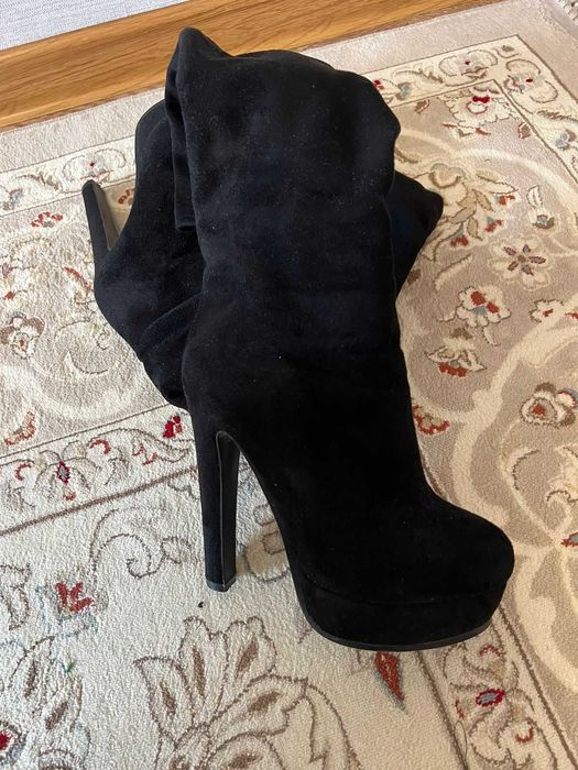 Продам недорого женские зимние ботфорты.