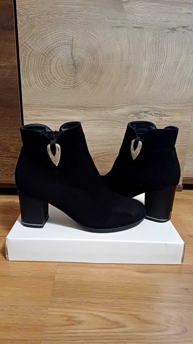 Велурени боти с широк ток